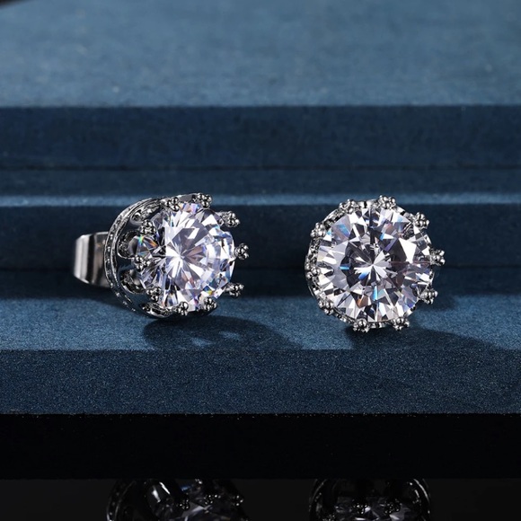 🌟 Sterling Silver Crown Diamond Stud Earrings - Picture 3 of 3